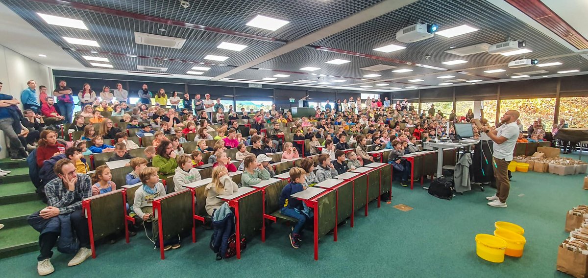 Umweltfreundlicher hydraulischer Greifarm bei der Kinderuni
